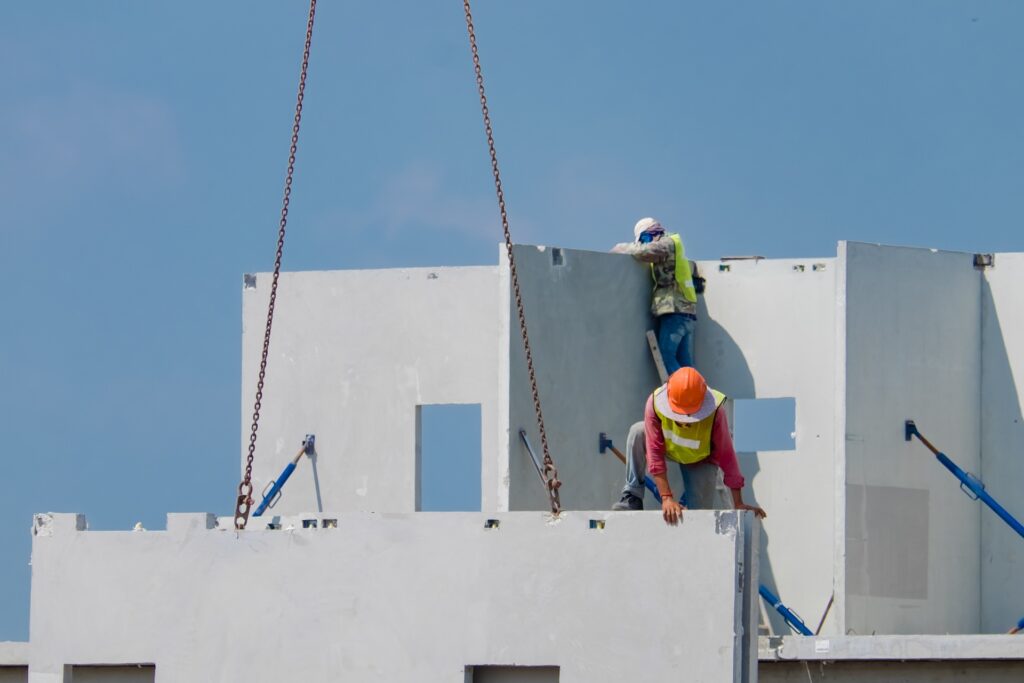 Soluciones de hormigón prefabricado con refuerzo de fibras de acero para paneles arquitectónicos y estructurales en edificios. Análisis de ventajas e impacto en huella de carbono.