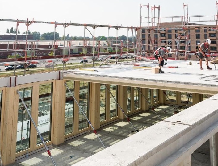 El documento define, clasifica y ejemplifica los sistemas híbridos con madera, demostrando cómo la combinación de distintos materiales permite optimizar prestaciones, reducir la huella de carbono y mejorar los procesos constructivos. Se complementa con casos reales de referencia nacional e internacional.